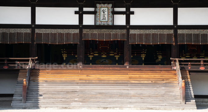 紫宸殿に置かれている高御座と御帳台