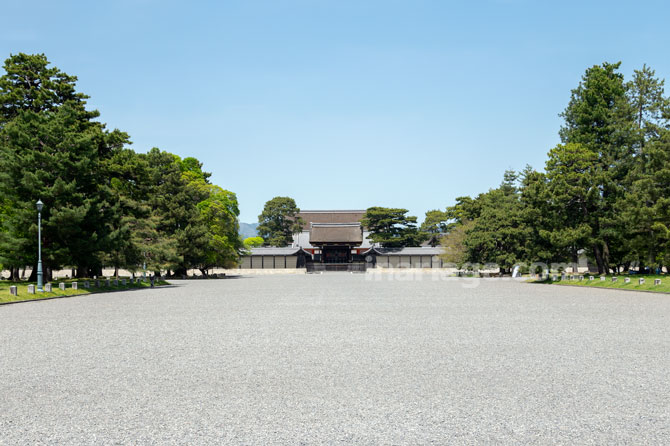 建礼門前大通りから京都御所を望む
