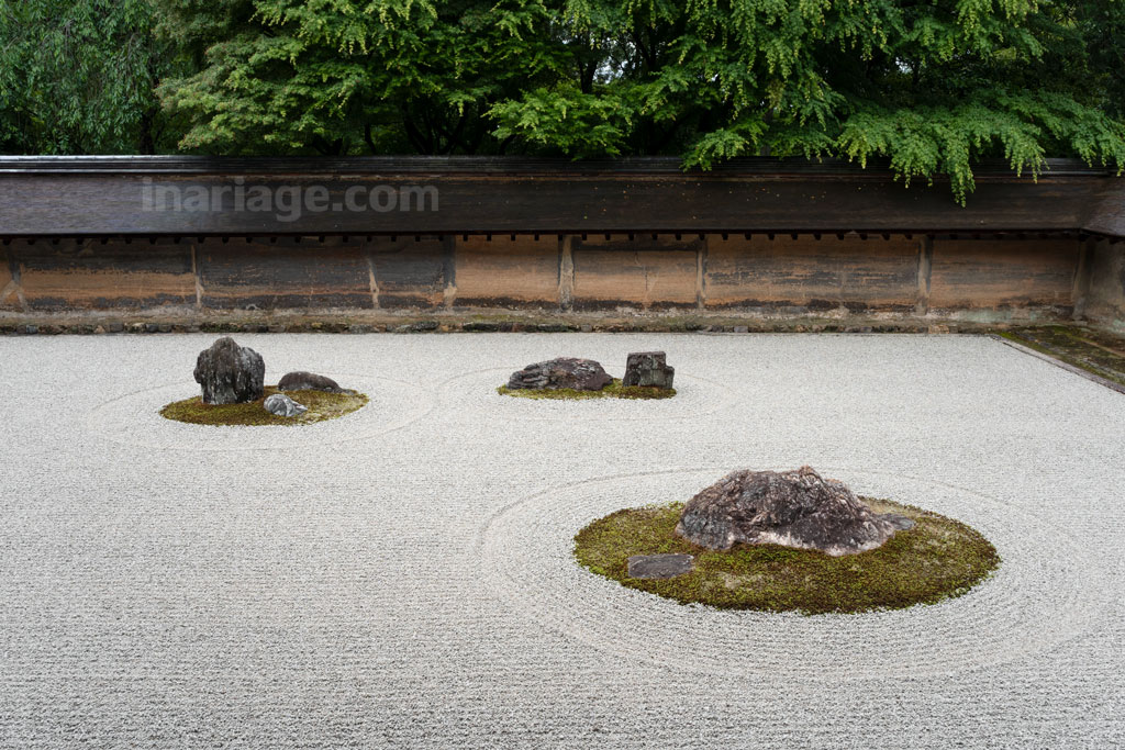 龍安寺 石庭（西端）と油土塀（南）