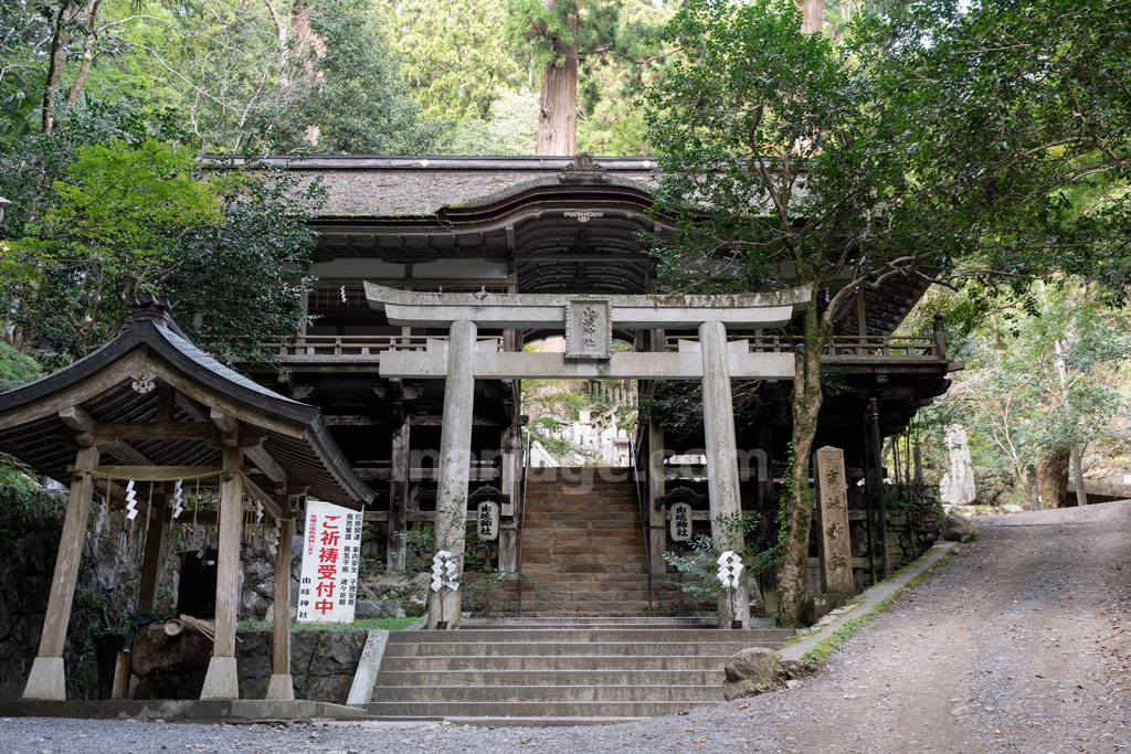 由岐神社 鳥居と割拝殿