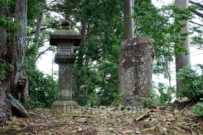 墓碑と灯籠